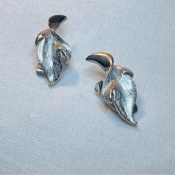 JUDY LEE VINTAGE 1950 MID CENTURY FAUX SILVER CURVY LEAF CLIP ON EARRINGS - Picture 6 of 11